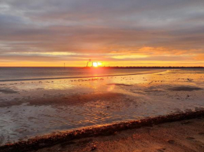 Sunrise Cottage, 2 minutes walk from the beach!